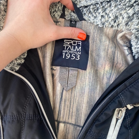 Very flattering winter/ski jacket. Worn previously for Alpine skiing. - Picture 3 of 3